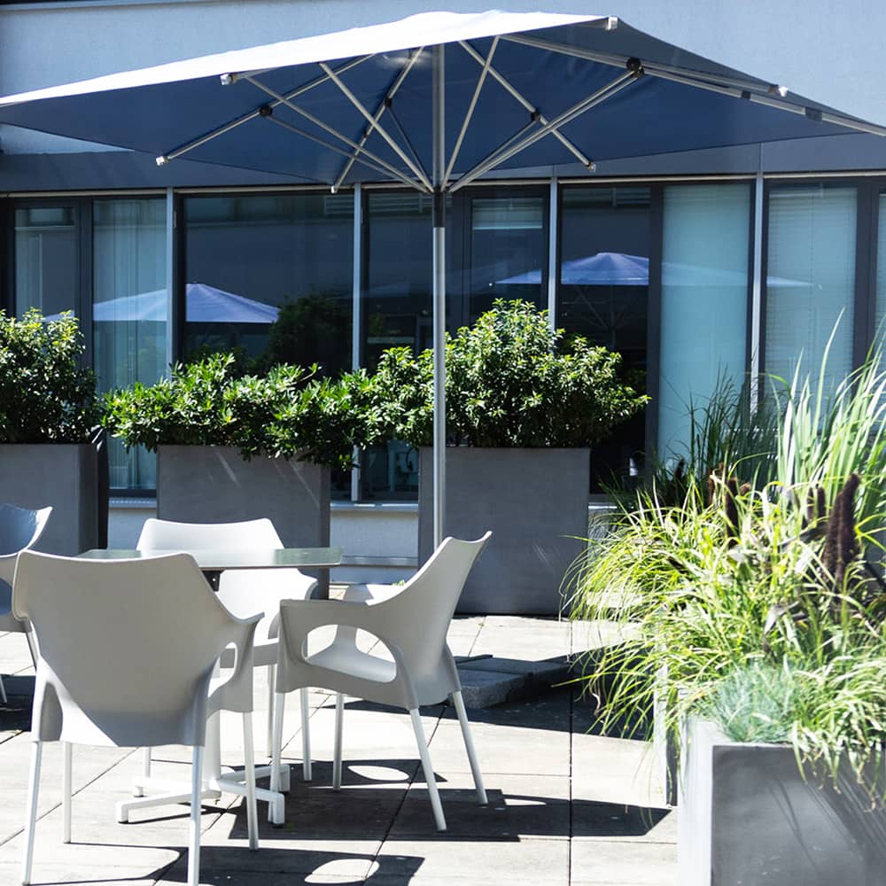  Sonnige Terrasse in Nürnberg mit gemütlichen Sitzmöglichkeiten. 