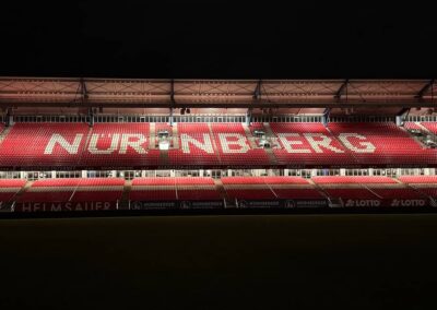 Stadionbeleuchtung am Abend im Max-Morlock-Stadion