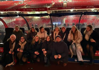 Teamfoto auf der Spielbank während der Weihnachtsfeier