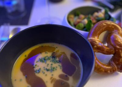 Festliches Dinner während der Weihnachtsfeier im Stadion